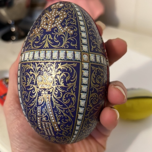 4 vintage tin Hong Kong & unmarked Easter egg candy container - Picture 11 of 12